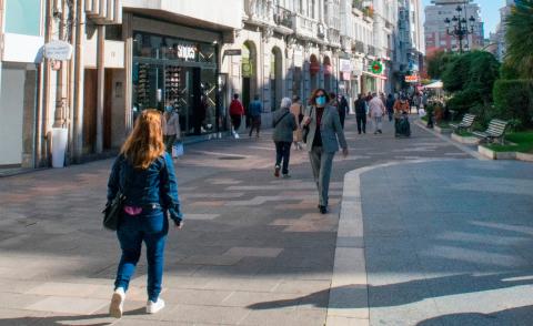 Ciudadanos de Santander comprando 