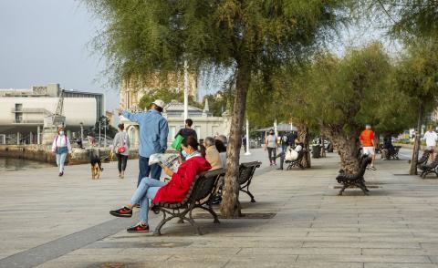 Ciudadanos de Santander paseando por la ciudad