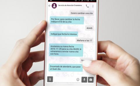 Ciudadano hablando con el Servicio de Atención Ciudadana a través del chat